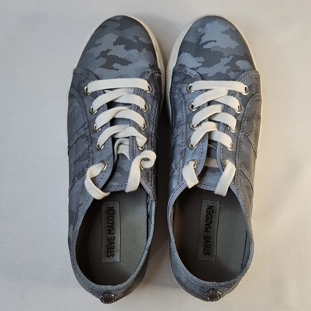 Steve Madden Emmi Platform Sneakers. Size 8